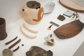 Der Berührungstisch- Hier konnten Besucher die Materialien anfassen touch table sensorial sensory