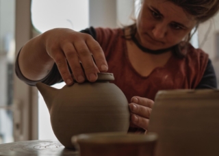 Teekannendeckel Anpassen Töpferin und Teekanne