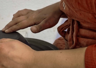 Isabellas Hände beim Töpfern Isabellas Hände beim Töpfern