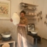 Isabella Bilstein mit großer Vase