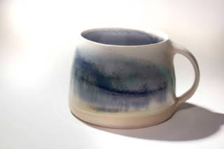 Bilstein 2024 Kaffeetasse, blaue Engobe und Dolomit Glasur handgetöpferte Kaffeetasse