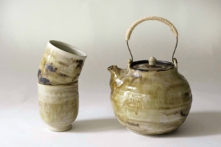 Bilstein 2024 Teeset, Dunkle Engobe und Dolomit Glasur Braunes Handgetöpfertes Teeset