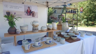 Standbild Töpfermarkt Raeren Stand mit Geschirr auf dem Töpfermarkt Raeren