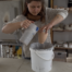 Isabella glasiert eine Vase