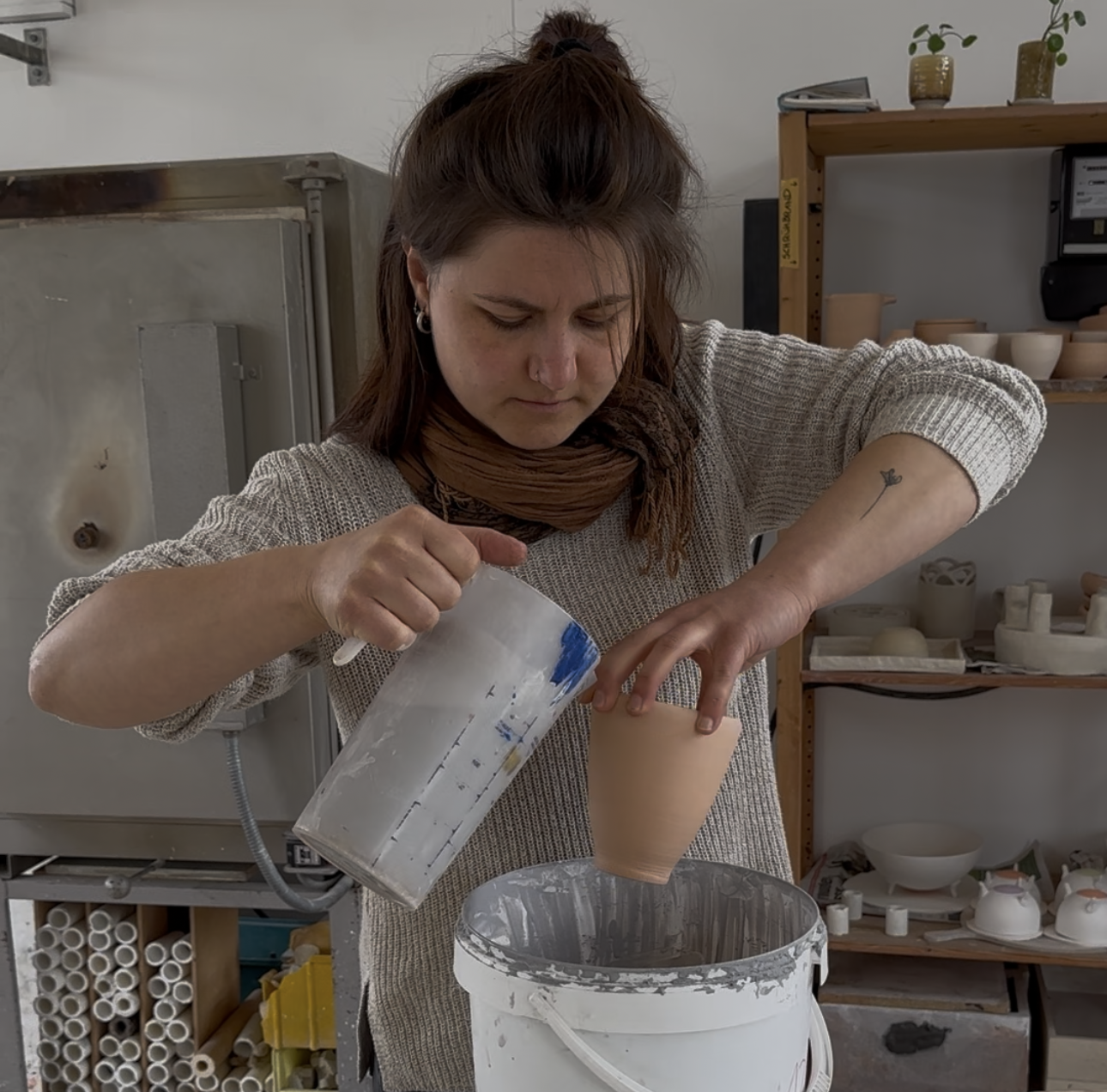 Isabella glasiert eine Vase